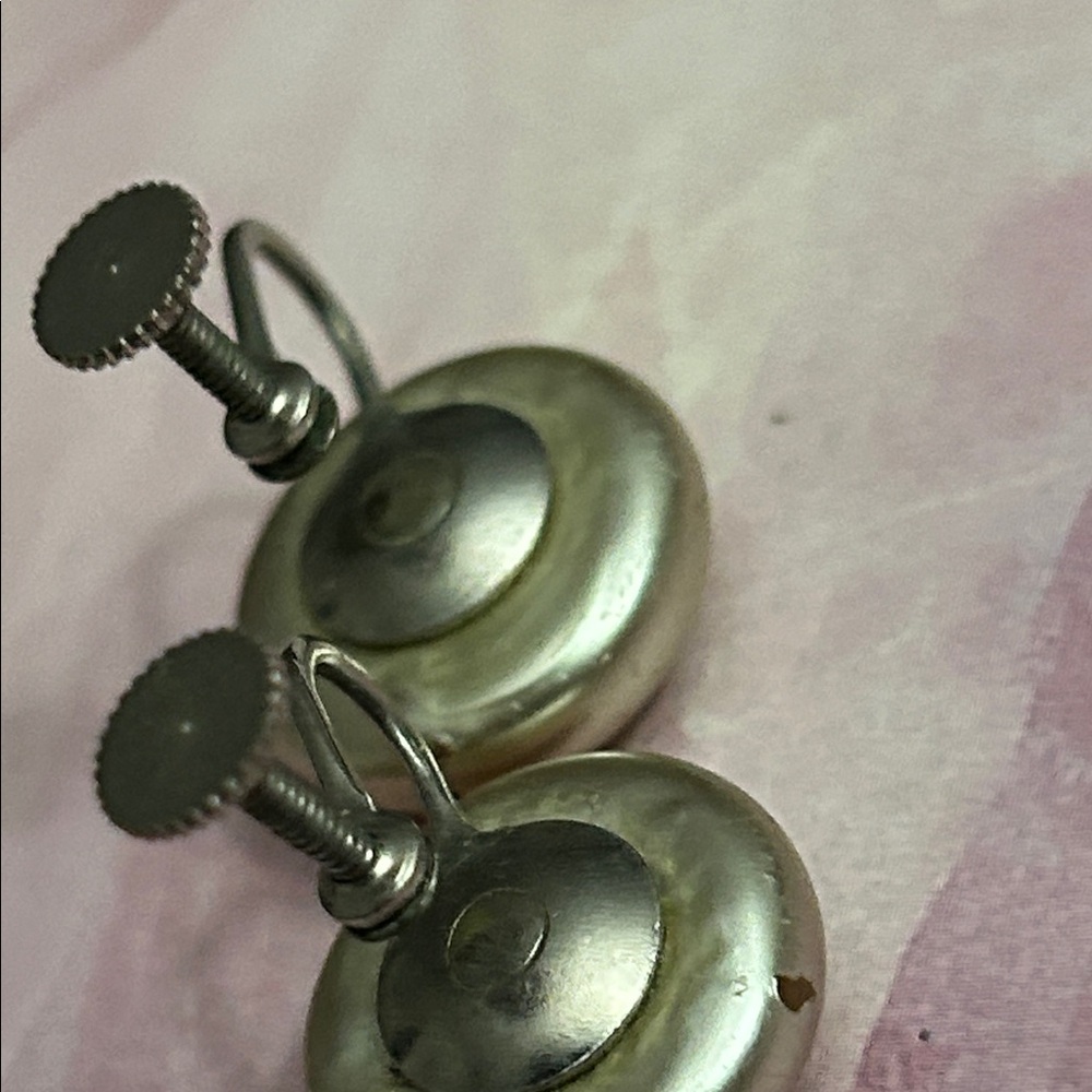 Elegant Cream Clip-On Earrings - Picture 3 of 3